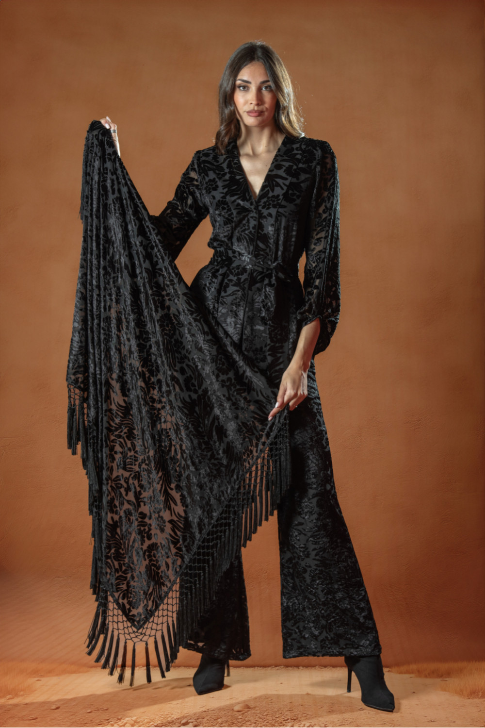 MANTÓN VELVET FLECOS NEGRO KAHYRA
